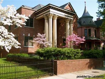 Lyndon House Bed & Breakfast 4*
